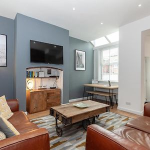 Park House - Large 3 Bedroom Victorian House, 10 Mins From Manchester